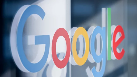 Ein Schriftzug mit dem Logo von Google klebt im Pressezentrum der Koelnmesse auf einer Glasscheibe. - &copy; Rolf Vennenbernd/dpa