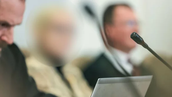 Eine Apothekerin (M) sitzt im Landgericht zwischen ihren Anw&auml;lten auf der Anklagebank. - &copy; Oliver Berg/dpa