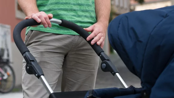 Ein junger Vater mit einem Kinderwagen (Symbolbild). - &copy; Inga Kjer/dpa