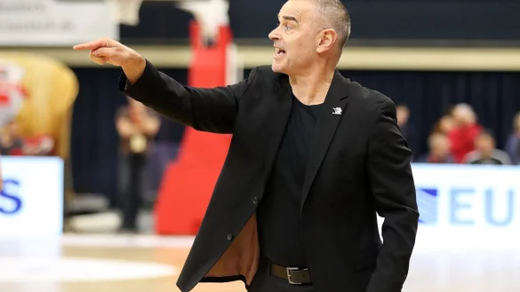 Dirk Bauermann gestikuliert am Spielfeldrand. - &copy; Bernd W&uuml;stneck/dpa-Zentralbild/dpa