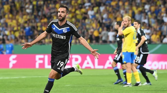 Schalkes Kenan Karaman jubelt nach seinem Tor zum 1:1. - &copy; Swen Pf&ouml;rtner/dpa