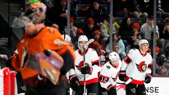 Die Ottawa Senators gewannen auch dank Tim Stützle (r). - © Ross D. Franklin/AP/dpa