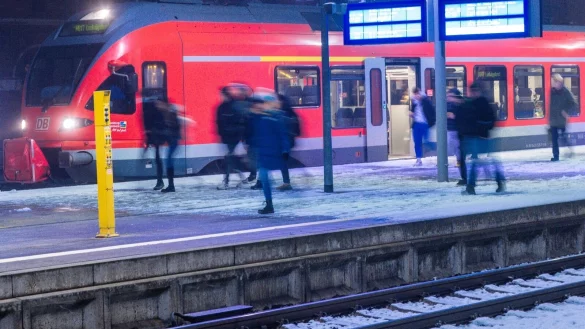 Fahrgäste steigen auf dem Hauptbahnhof in Schwerin aus einem Regionalzug (Symbolfoto). - © Jens Büttner/dpa