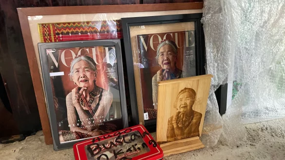 Maria Oggay, die &auml;lteste Mambabatok oder traditionelle T&auml;towiererin auf den Philippinen, ist auf dem Cover der "Vogue" zu sehen. - &copy; Girlie Linao/dpa