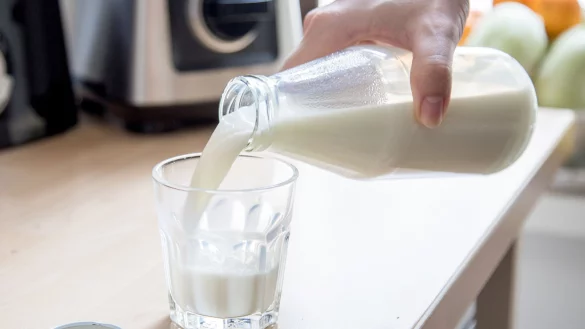 Heumilch hat im Test 2,3 Mal mehr gesunde Omega-3-Fetts&auml;uren als konventionelle Milch, so die Warentester. - &copy; Christin Klose/dpa-tmn