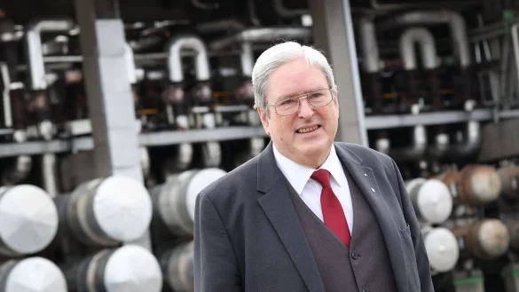 Der brandenburgische WirtschaftsministerJörg Steinbach vor der Messwarte der PCK-Raffinerie in Schwedt. - © Joerg Carstensen/dpa