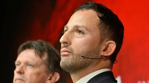 Domenico Tedesco (r), neuer Trainer der belgischen Fußball-Nationalmannschaft. - © Eric Lalmand/BELGA/dpa/Archivbild