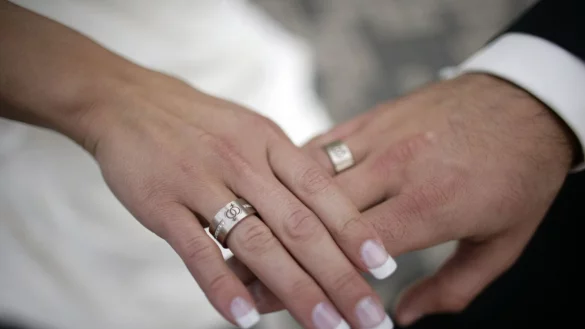 Zwei frisch Verm&auml;hlte legen nach der kirchlichen Trauung. - &copy; J&ouml;rg Carstensen/dpa