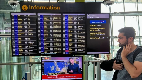 Abflugtafel am Flughafen Heathrow. Reisende m&uuml;ssen bei Fl&uuml;gen nach und aus Gro&szlig;britannien mit Versp&auml;tungen rechnen. - &copy; Alberto Pezzali/AP