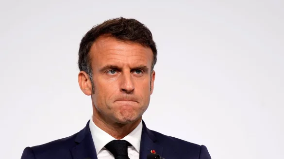 Pr&auml;sident Emmanuel Macron spricht sich f&uuml;r Einheitskleidung an Frankreichs Schulen aus. - &copy; Lewis Joly/AP Pool/AP/dpa