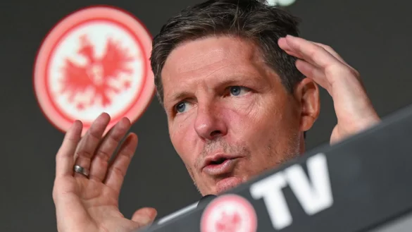 Eintracht-Cheftrainer Oliver Glasner bei der Pressekonferenz in Frankfurt. - © Arne Dedert/dpa
