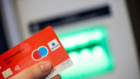 Einen Monat nach dem Ausgabestopp für neue Maestro-Karten wurden bereits rund 2,8 Millionen Karten mit einer alternativen Zahlfunktion ausgegeben. - © Thomas Banneyer/dpa