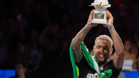 Ulms Yago dos Santos reckt die Troph&auml;e f&uuml;r den wertvollsten Spieler der Playoffs hoch. - &copy; Stefan Puchner/dpa