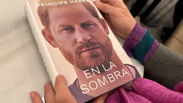 Die Autobiografie des britischen Prinzen Harry hat alles: Sex, Drogen, Gewalt - und viele Vorwürfe. - © Uncredited/AP/dpa