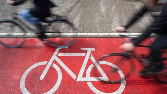 Radfahrer fahren auf einem Radweg. - &copy; Friso Gentsch/dpa/Symbolbild