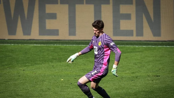 Medienberichten zufolge soll sich BVB-Torwart Gregor Kobel im Test gegen Manchester United einen leichten Muskelfaserriss zugezogen haben. - &copy; Christian Charisius/dpa