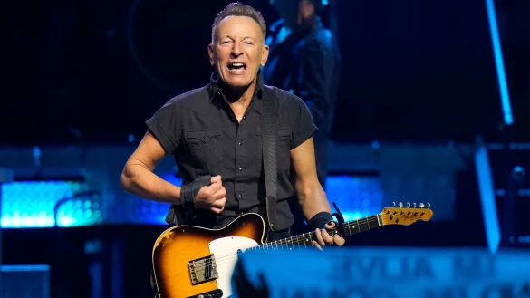 S&auml;nger Bruce Springsteen bekommt eine ganz besondere Auszeichnung von US-Pr&auml;sident Joe Biden. - &copy; Chris O\'Meara/AP