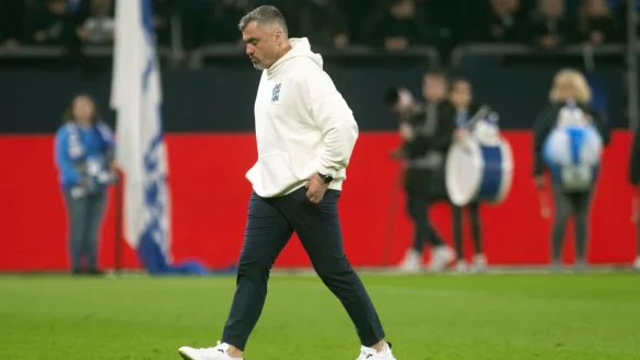 Schalkes Trainer Thomas Reis geht nach dem Spiel über den Platz. - © Bernd Thissen/dpa/Archivbild