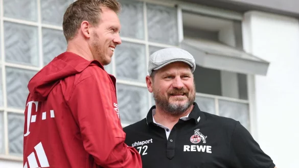 Bayerns Trainer Julian Nagelsmann (l) und K&ouml;lns Trainer Steffen Baumgart unterhalten sich. - &copy; Silas Stein/dpa