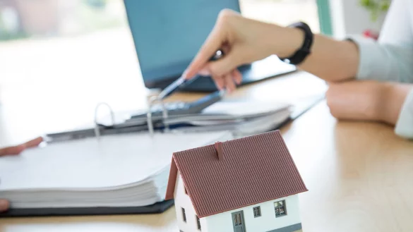 Wer eine Immobilie finanzieren will, sollte sich gut auf das Beratungsgespr&auml;ch vorbereiten. - &copy; Christin Klose/dpa-tmn