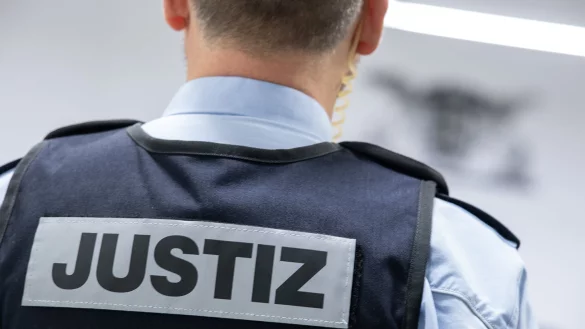 Ein Justizbeamter steht in einem Gerichtssaal. - &copy; Sebastian Gollnow/dpa/Symbolbild