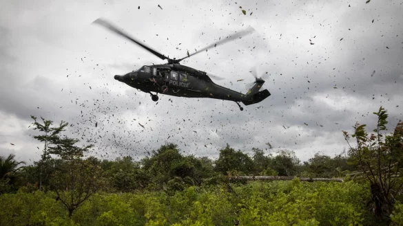 Ein Polizeihubschrauber landet auf einer Kokaplantage in Tumaco im Südwesten Kolumbiens (Archivbild). - © Ivan Valencia/AP/dpa