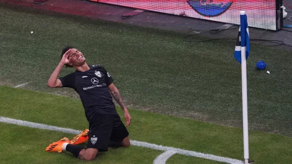 Stuttgarts Enzo Millot bejubelt sein 2:1 vor der Fankurve des HSV. Dies sorgte für Ärger. - © Marcus Brandt/dpa