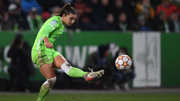 Wolfsburgs Lena Oberdorf fällt wegen einer Verstauchung des rechten Kniegelenks für das Champions-League-Spiel bei Paris Saint-Germain aus. - © Swen Pförtner/dpa