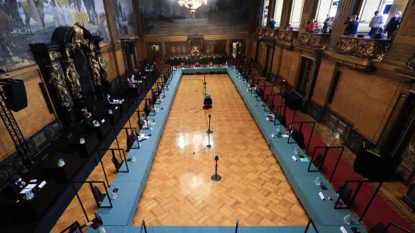 Blick auf die erste Sitzung des Parlamentarischen Untersuchungsausschuss der Hamburgischen B&uuml;rgerschaft zum Cum-Ex-Skandal. - &copy; Christian Charisius/dpa