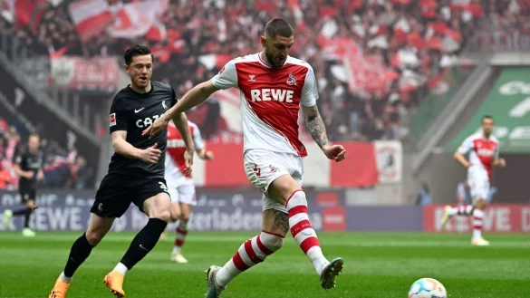 K&ouml;lns Jeff Chabot (r) und Freiburgs Michael Gregoritsch k&auml;mpfen um den Ball. - &copy; Federico Gambarini/dpa