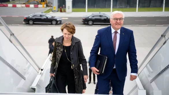 Bundespr&auml;sident Frank-Walter Steinmeier und seine Frau Elke B&uuml;denbender auf dem milit&auml;rischen Teil des Flughafens Berlin Brandenburg (Archivbild). - &copy; Bernd von Jutrczenka/dpa