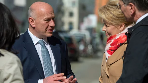 Erst im dritten Anlauf gew&auml;hlt: Berlins neuer Regierender B&uuml;rgermeister Kai Wegner und die neue Wirtschaftssenatorin Franziska Giffey (r). - &copy; Christophe Gateau/dpa