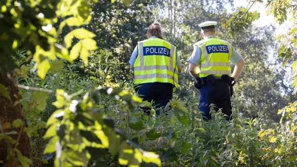 Polizisten sichern am 8. September einen möglichen Tatort an einem Bahndamm im Hamburger Stadtteil Lokstedt. - © Bodo Marks/dpa