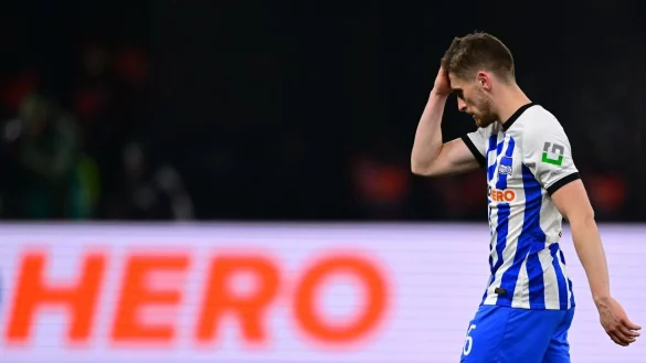 Herthas Jonjoe Kenny verl&auml;sst nach dem 0:5-Debakel gegen Wolfsburg den Platz. - &copy; Soeren Stache/dpa