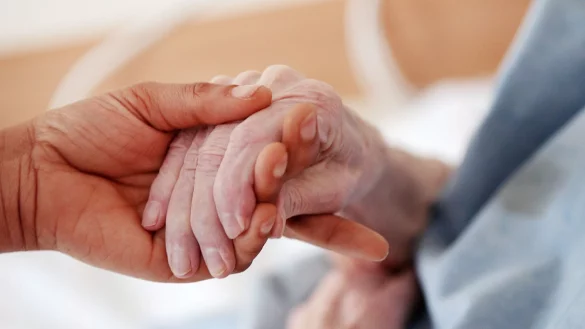 Wer nahe Angeh&ouml;rige pflegen muss, kann eine Familienpflegezeit nehmen und Arbeitsstunden reduzieren. - &copy; Oliver Berg/dpa/dpa-tmn