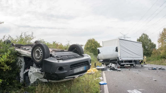 Nach einem Verkehrsunfall sind ein v&ouml;llig zerst&ouml;rter LKW und ein auf dem Dach liegender massiv besch&auml;digter Transporter zu sehen. - &copy; Vincent Kempf/Vincent Kempf /dpa