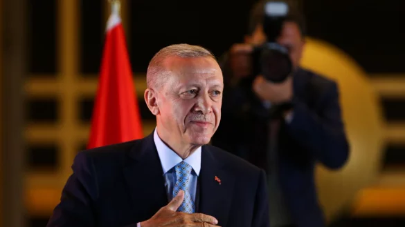 Recep Tayyip Erdogan vor Anh&auml;ngern im Pr&auml;sidentenpalast in Ankara. - &copy; Ali Unal/AP