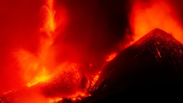Lavaströme fließen aus dem Ätna vom Südostkrater in Nicolosi. - © Salvatore Allegra/AP/dpa