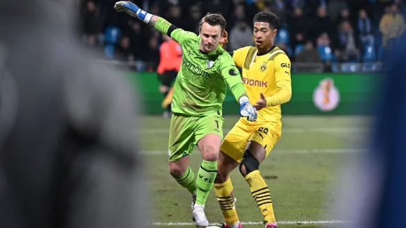 Bochums Torwart Manuel Riemann (l) und Dortmunds Jude Bellingham k&auml;mpfen um den Ball. - &copy; Bernd Thissen/dpa