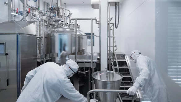 Mitarbeiter eines Pharmaunternehmens arbeiten in einem Reinraum an einer Gelmischanlage. - &copy; Hendrik Schmidt/dpa-Zentralbild/dpa