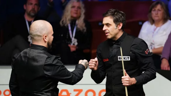 Auf f&uuml;r den Titelverteidiger: Ronnie O\\\'Sullivan (r) gratuliert Luca Brecel zum Sieg. - &copy; Zac Goodwin/PA Wire/dpa