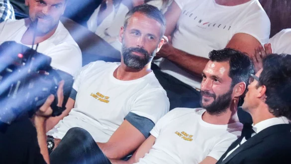 Marco Rose (2.v.l.), Trainer von Borussia M&ouml;nchengladbach, und Sandro Schwarz (2.v.r.), Trainer von Mainz 05, sitzen bei einer TV-Show nebeneinander. - &copy; Rolf Vennenbernd/dpa