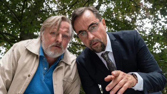 Frank Thiel (Axel Prahl, l) und Prof. Karl-Friedrich Boerne (Jan Josef Liefers) beugen sich über den Toten. - © Thomas Kost/WDR/BR/dpa