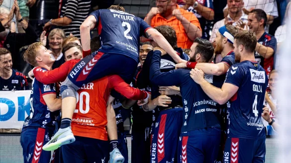Die Handballer des SG Flensburg-Handewitt entschieden das 109. Nordderby f&uuml;r sich. - &copy; Axel Heimken/dpa