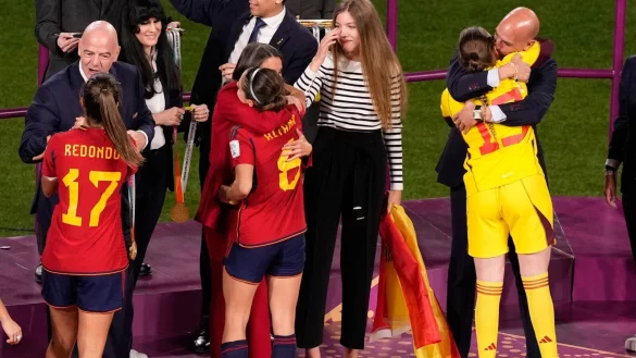 Spaniens Fu&szlig;ball-Verbandschef Luis Rubiales umarmt Ersatztorh&uuml;terin Enith Salon. - &copy; Mark Baker/AP/dpa