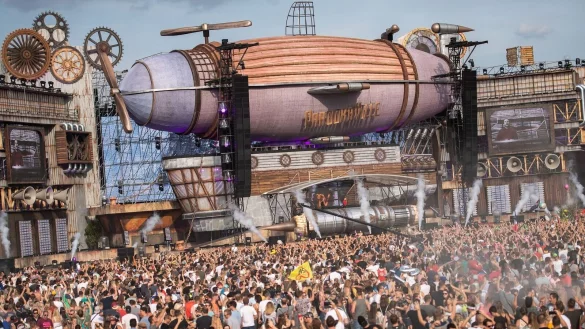 Menschen stehen auf dem Musikfestival &laquo;Parookaville&raquo; vor der Mainstage. - &copy; Marius Becker/dpa/Archivbild