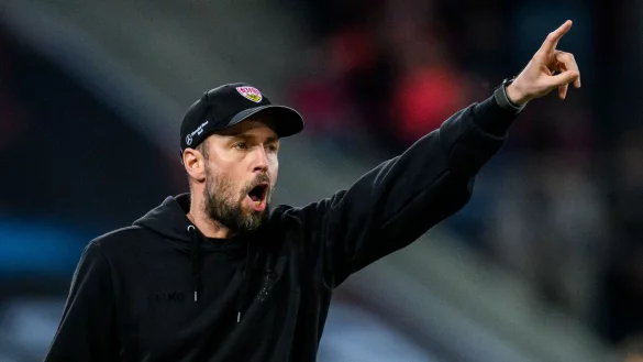 Stuttgarts Trainer Sebastian Hoene&szlig; gestikuliert. - &copy; Tom Weller/dpa