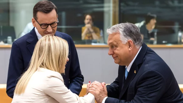 Viktor Orban (r), Ministerpr&auml;sident von Ungarn, spricht mit Giorgia Meloni (l), Ministerpr&auml;sidentin von Italien, und Mateusz Morawiecki (hinten), Ministerpr&auml;siden von Polen, w&auml;hrend des EU-Gipfels. - &copy; Geert Vanden Wijngaert/AP/dpa