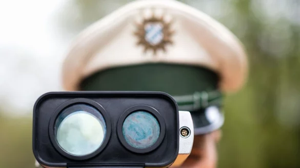 Tempoverst&ouml;&szlig;e im Visier der Polizei: Was zu schnelles Fahren und andere Delikte kosten, l&auml;sst sich auch anhand eines Online-Rechners pr&uuml;fen. - &copy; Matthias Balk/dpa/dpa-tmn