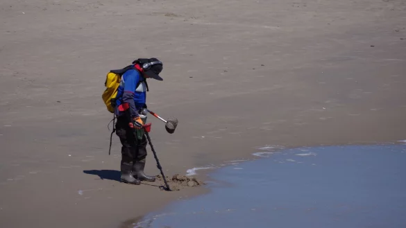 George Pessard mit einem Metalldetektor, Gummistiefeln, einem Sieb und zwei Plastikbeh&auml;ltern am Strand von Coney Island. - &copy; Luzia Geier/dpa